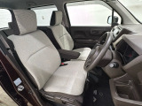 座面も厚みがあり背もたれも高く、広い足元にゆったり座れるシートです。運転席と助手席の間が空いている為、助手席側への移動がスムーズです。交通量の多い道でも助手席側から乗り降りができます。