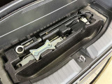 【パンク修理キット】スペアタイヤの代わりにパンク修理キットが備え付けられております