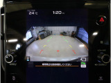 後方の映像を車内の11.6インチディスプレイに表示。 ステアリング操作に連動して動くガイドラインが、駐車や車庫入れをよりスムーズにサポート。狭いスペースでも安心して操作できる頼れる機能です。