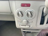 オート式エアコンは操作性が良好です。運転席とにはシートヒーターが装備されており、座面と背もたれをすばやく温め、寒い時期にも快適な運転環境を提供します。