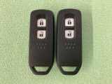 スマートキーを装備しています。鍵を差し込むことなくドアロックの開け閉めと、スタートボタン操作でのエンジンスタートができます。スペアキーも同じものを用意しております。