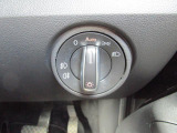 ヘッドライト等の操作は直観的にわかりやすいようにダイヤル式を採用しております。運転中に操作が必要な場合でも目線をそらすことなく操作頂けます。