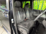 運転席まわりには十分なスペースがあり、大柄な方でもゆったり運転していただける環境です。