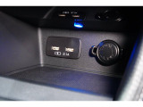 小物の収納に便利なセンタートレイには携帯等のデバイスの充電可能なUSB出力電源付です。