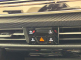 タッチコントロール式3ゾーンフルオートエアコンパネル。運転席、助手席それぞれ独立して温度管理が可能です。花粉やダストを除去するフレッシュエアフィルターも装備され、クリーンな室内環境を保ちます。