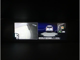 後退時には、リヤの4つのセンサーが障害物を検知し、必要に応じてブレーキが作動するよう設計されています。サイドビュー映像も表示され、周囲を確認しやすく、見えにくいガレージへの車庫入れも安心です。