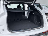 開口部が低く設定されているので、荷物の積み下ろしがスムーズに行えます。更に分割可倒式リアシートの採用でシートのバックレストを倒すと、大きく長い荷物も積み込めます。