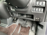 駐車ブレーキは足踏み式です