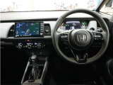 運転にかかわる様々な操作を安全に行えるように視点移動が少なく、操作性に配慮されたスイッチ類が凝縮されたコクピットです。