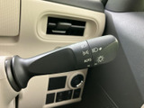 操作しやすい位置に配置され、スムーズなウインカー操作を可能にします。オート機能も搭載し、運転の負担を軽減。安全運転をサポートします。
