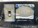 上から丸見えアラウンドビュー!車を真上から見下ろした様な映像を映し出します。これで苦手な車庫入れもラクラク。