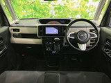 運転席からの視界は広く、運転操作もスムーズに行えます。落ち着いた色調のインテリアが、リラックスした空間を作り出します。