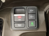セレクトレバーの右に電子制御パーキングブレーキがあります。スイッチひとつで、停車した地点の傾斜などをシステムが検知・判断してブレーキ力を自動的に最適制御し、しっかり停車できるパーキングシステムです。