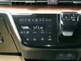 快適オートエアコン付♪設定温度をキープし車内を快適な温度に保ちます♪