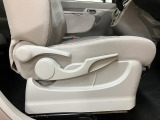 運転席シートリフターを装備しています★細かくドライビングポジションを設定できるので運転し易く、疲れにくいですね♪