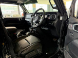 運転席になります。