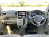 運転席からの視界は広く、運転しやすい環境です。シンプルで機能的なデザインが、運転に集中できます。快適なドライブをサポートします。