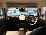 新型MINIのインパネは、象徴的な円形有機ELディスプレイを採用!直感的な操作に加え、ナビ背面から光が広がり、モードごとに色が変わる遊び心あふれるデザインです★