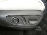 運転席パワーシート搭載。微妙な調整が手軽にでき、ピッタリのポジションで運転することが可能です。