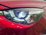 【LEDヘッドライト】悪天候や夜間走行時も良好な視界を確保し安心して運転できる高輝度LEDヘッドライトを装備!点灯速度が早く、消費電力も抑えられています。