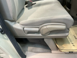 【シートレバー】ただ座るだけじゃない、運転のしやすさを決める大事なスイッチ。視界を広げたり、腰への負担を減らしたり。体型に合わせてジャストフィットさせるこの瞬間、さあ走るぞって気合が入ります。