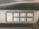 ハンドルの右側にHondaセンシング用のメインスイッチとパワーテールゲートスイッチがついています。パワーテールゲートスイッチは車内からでもテールゲートの開け閉めを電動でできます。