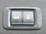 【パワーバックドア】スマートキーや運転席のボタンを押すだけでリアゲートが自動で開閉します!荷物を持っている時や、高い位置にあるバックドアを閉める際に便利な機能です♪