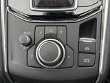 シフト下には、マツダコネクト用のコマンダーを設置。サイドブレーキはスイッチ式【電動パーキング】、信号待ちなどでの停車保持を行う【オートホールド】なども新車時標準装備です♪