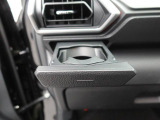 カップホルダーは運転席や助手席からちょうど手の届く位置です!!