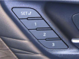 運転席は三人分のシートポジションを記憶します。