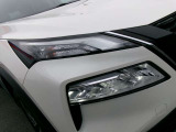 LEDヘッドランプ。夜間ドライブ安心。ハイビームアシスト。ヘッドランプのハイビームとロービームを自動切り替え。常に良好な前方視界の維持をサポート。