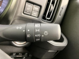 操作しやすい位置に配置されたウインカーレバー。スムーズな操作で、安全な車線変更をサポートします。直感的に操作できます。