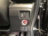 【片側電動スライドドア】リモコンや運転席のスイッチ操作のほか、ドアハンドルを少し引くだけでリアドアが自動開閉します♪