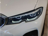 【LEDヘッドライト】先進のLEDテクノロジーを採用。放射される白色光の周波特性は太陽光に近く、バイキセノン・ヘッドライトを上回るコントラストで更に明るく輝きます!