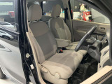 運転席、助手席です。座面も広くゆったりと座れてアームレストも付いているので重宝します。