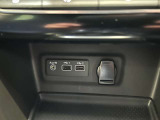●USB・AUX接続:お手持ちのミュージックプレーヤーを接続し、車内でお気に入りの音楽を気軽に楽しむことができます。