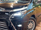 【LEDヘッドライト】悪天候や夜間走行時も良好な視界を確保し安心して運転できる高輝度LEDヘッドライトを装備!点灯速度が早く、消費電力も抑えられています。