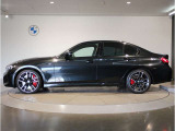 BMWではロングホイールベースの採用をしており、すべての車種に適用され、走行中の安定感の向上されております。また室内空間の広さにも貢献しております。