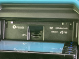 高機能ナビオーディオが搭載されており、快適なドライブをサポート。CDやBluetooth接続など、多彩なメディアに対応し、車内時間をより楽しく演出します。