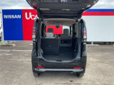 片側を倒してフラットにして長いお荷物もらくらく積み込み!