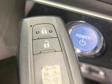【スマートキー】カバンやポケットに入れたままでもドアの施錠・解錠が可能なスマートキーを装備。エンジンのオン・オフ時もカギを取り出す必要が無いからとっても便利です♪