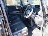 運転席まわりは視界が広く、ゆったりとした姿勢で運転しやすい室内空間です。