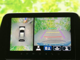 後方の状況を安全に確認できるバックモニター。駐車時の不安を軽減し、狭い場所でもスムーズな操作をサポートします。