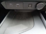 置くだけでQi対応スマ-トフォンが充電できるワイヤレス充電器を採用。置いた時のみ自動判別して充電を開始するので、他のものも自由に置けます。お問い合わせは03-5672-1023へ