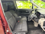 広々とした室内空間が魅力です。運転席からの視界も良好で、快適なドライブを楽しめます。落ち着いた色調がドライバーを優しく包みます。