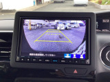 後退時に車両の後ろ側をモニター画面に表示します。車庫入れが苦手な人もこれで安心♪