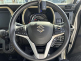 握りやすいステアリングは、運転の楽しさを高めます。操作性にも優れ、スムーズなハンドリングを実現。快適な運転体験をお届けします。