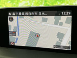 鮮明な地図表示で、目的地までスムーズに案内してくれます。初めての場所でも安心です。長距離ドライブにも心強い味方になってくれるでしょう。