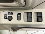【電動格納ミラー】サイドミラーは電動格納式となっており、狭い駐車場でもキズがつくリスクを抑えられます。