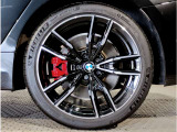 BMWの純正アロイホイールは軽量かつ強度にも優れているホイールで走行性能を引き上げる設計になっております。足元にもBMWは妥協がなくこだわっている個所になります。
